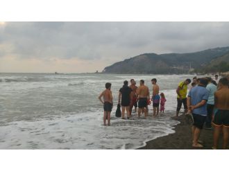 Dalgalar çocuğu yuttu