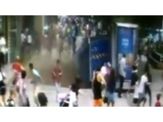 Yer çöktü, insanlar içine düştü