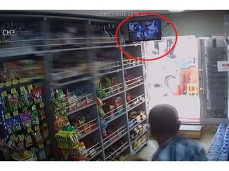 Kameralara aldırmadan paraları alıp kaçtı