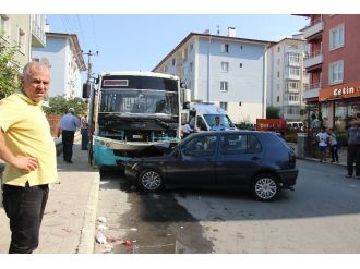 Otomobil halk otobüsü ile çarpıştı: 10 yaralı