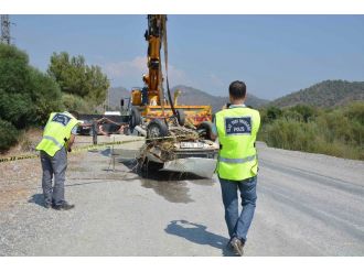 Su çukurundaki otomobilin içinde erkek cesedi