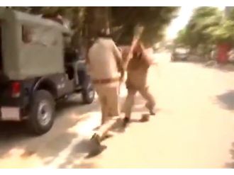 Polisler sopalarla birbirine girdi