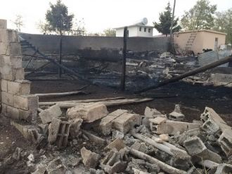 Anız yangını köyü yakıyordu