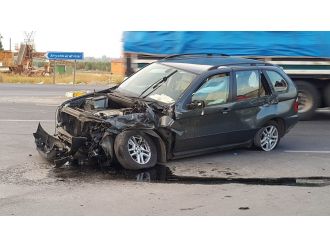 Otomobille kamyonet çarpıştı: 6 yaralı