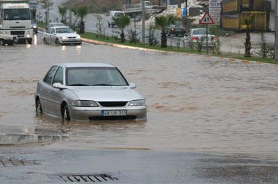 Yağış, hayatı olumsuz etkiliyor