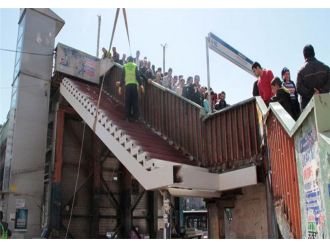 Metrobüs üst geçidi çalışması E-5’te yoğunluğa neden oldu
