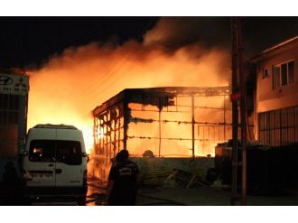 3 iş yeri ve bir kamyon küle döndü