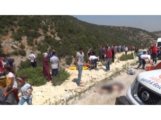 Minibüs uçuruma yuvarlandı: Yaralılar var