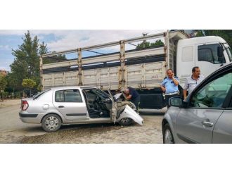 Kamyonla çarpışan araçtaki 4 polis yaralandı