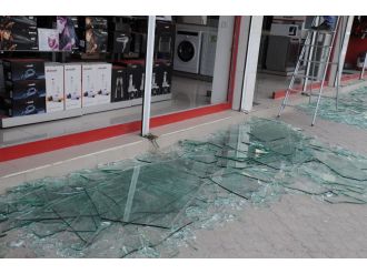 Cizre’de ev ve iş yerleri de hasar gördü