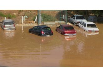 Su borusu patladı: Art arda kazalar geldi