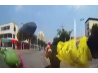 Kurye otomobille böyle çarpıştı