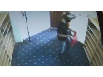 Kaskla girdiği camiden ayakkabı çaldı