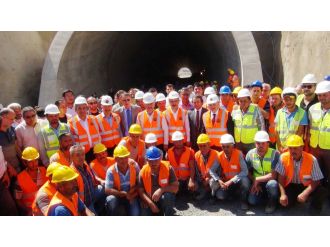 Bakanlar tünelde işçilerle yemek yedi