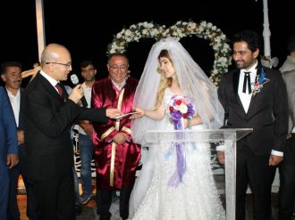 Başbakan Yardımcısı Şimşek, yeğeninin nikah şahidi oldu