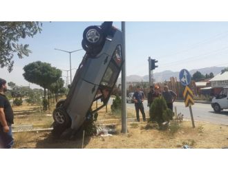 Kaza yapan araç ilginç görüntü oluşturdu