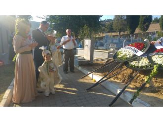 Düğün eğlencesi yerine şehit mezarına gittiler