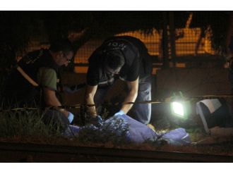 Eşi evi terk edince trenin önüne atladı