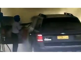 Cip istasyonda alev aldı: İçinde 3 çocuk vardı !