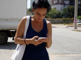 Çantasını alabilmek için yerlerde sürüklediler