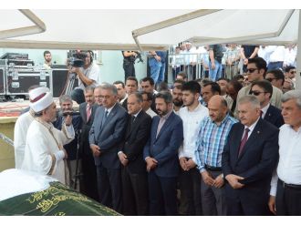 Bakan Işık annesine veda etti