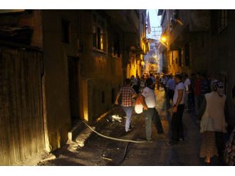 Eşine kızdı, evi yaktı