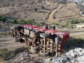 Kamyon devrildi: 1 ölü, 2 yaralı