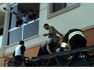 Cinnet geçiren polis ailesine kurşun yağdırdı