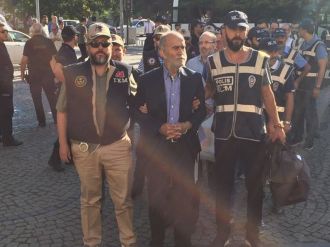 Eski valinin üzerinde bulunan notu Gülen yazmış