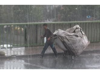 İstanbul’da vatandaşlar yağmura hazırlıksız yakalandı