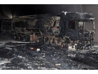 PKK yol kesip araç yaktı: 2 kişiyi de vurdular