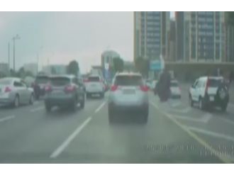 Deve kuşuyla trafiğe çıktı