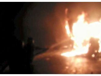 Teröristler yol kesip minibüs yaktı