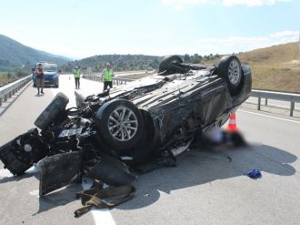 Takla atarak karşı şeride geçti : 1 ölü, 3 yaralı