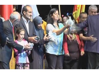 Şehit aileleriyle buluştu: Barış güvercini uçurdu