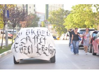 9 saat boyunca bu afişle şehir turu attı