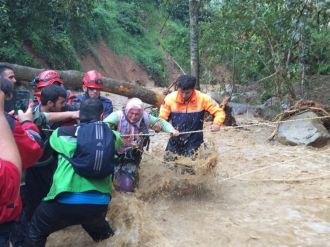 Selde mahsur kalan 9 vatandaş kurtarıldı