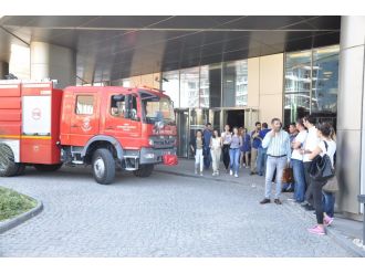 24 katlı iş merkezinde korkutan yangın