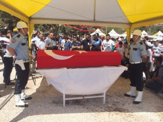 Şehit özel harekat polisini binler uğurladı
