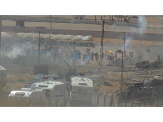 Sınırın karşı tarafından askere molotofla saldırdılar