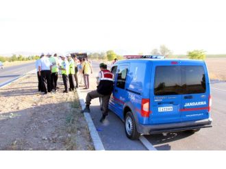 Refüje çarpan otomobil 3 kişiye mezar oldu