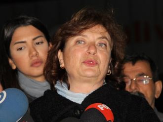 Can Dündar’ın eşi, yurt dışına salınmadı