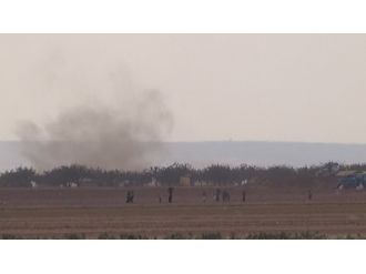 Obüsler vurdu, Suriyeliler Türkiye sınırına sığındı