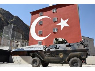 Emniyet binası Türk bayrağına büründü