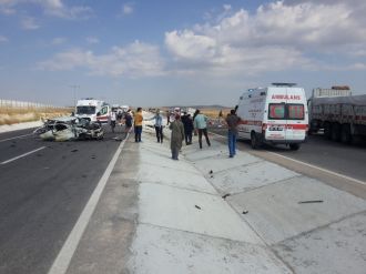 Otomobil ile kamyon çarpıştı: 5 ölü, 4 yaralı