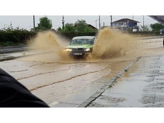 Rize’de sağanak heyelanlara sebep oldu