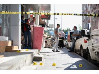 Husumetli olduğu şahsa sokak ortasında kurşun yağdırdı