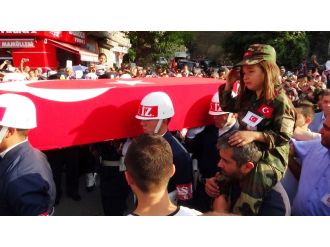 Şehit babasını asker selamı ile uğurladı