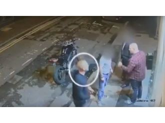 Yumrukla yere serdi, ardından tekme attı