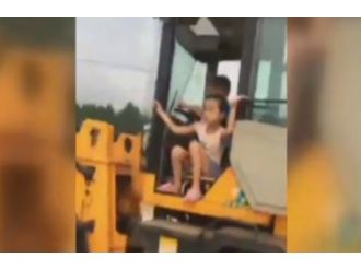 Direksiyonun başında bir çocuk var!